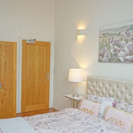 Soak Up The Light At A Soothing, Stylish Apartment In Swansea Marina Exterior photo