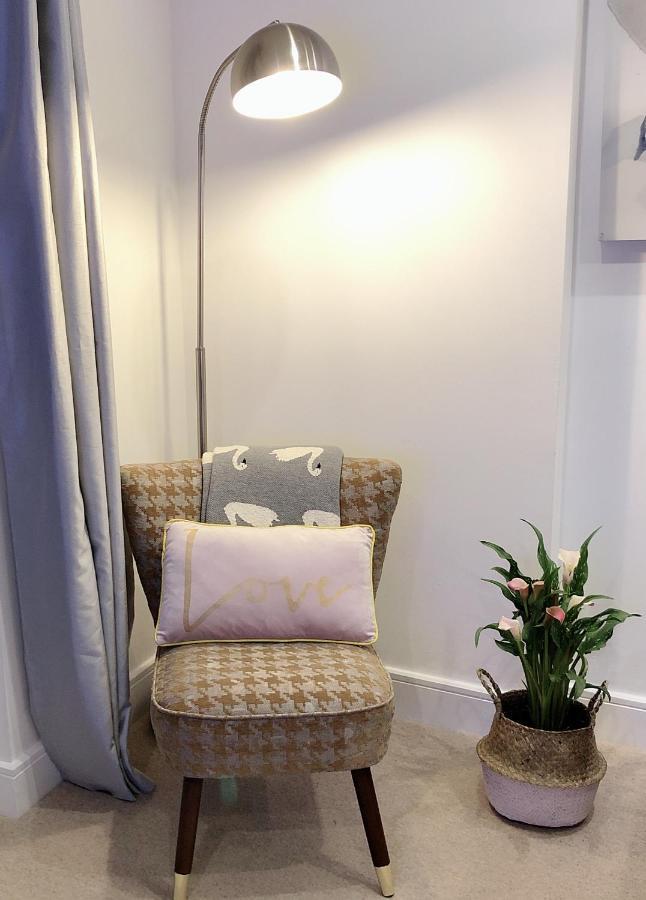 Soak Up The Light At A Soothing, Stylish Apartment In Swansea Marina Exterior photo