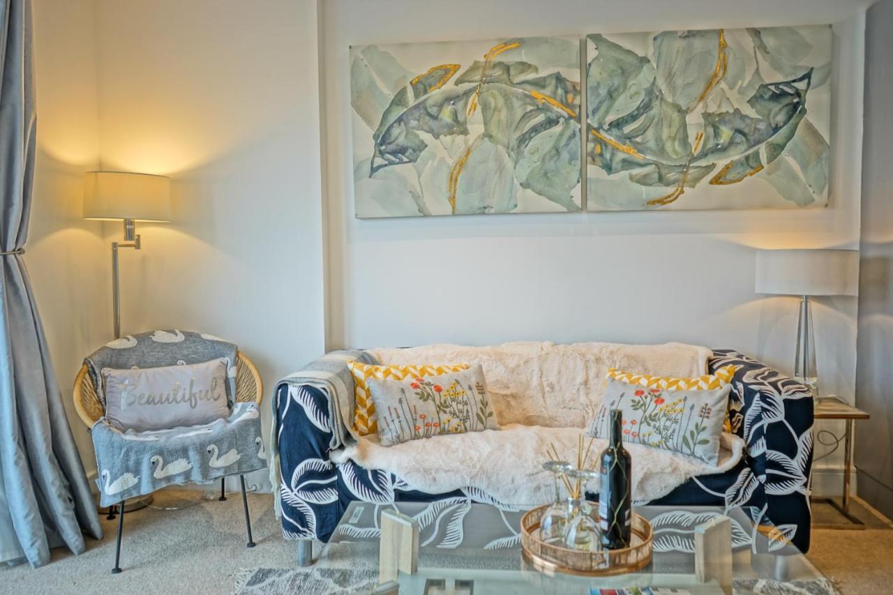 Soak Up The Light At A Soothing, Stylish Apartment In Swansea Marina Exterior photo