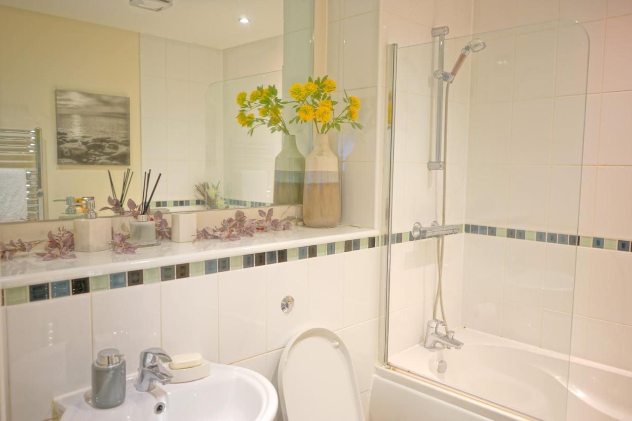 Soak Up The Light At A Soothing, Stylish Apartment In Swansea Marina Exterior photo