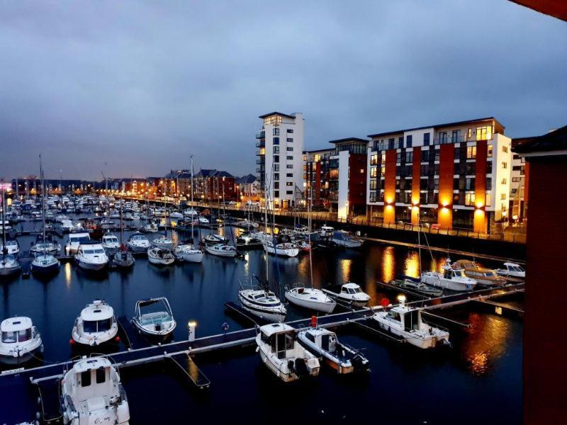Soak Up The Light At A Soothing, Stylish Apartment In Swansea Marina Exterior photo