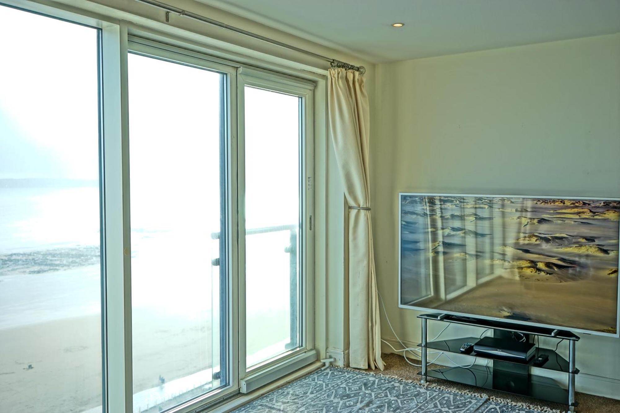 Soak Up The Light At A Soothing, Stylish Apartment In Swansea Marina Room photo