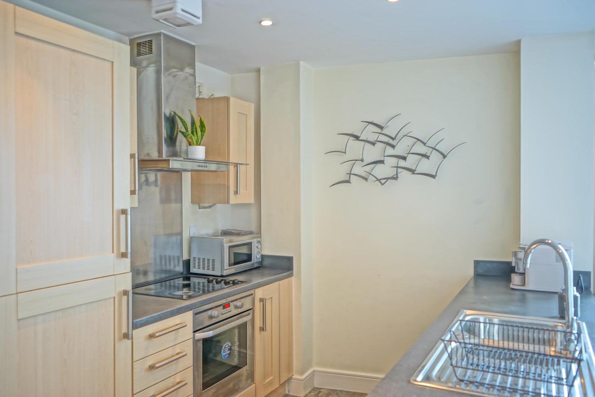 Soak Up The Light At A Soothing, Stylish Apartment In Swansea Marina Room photo